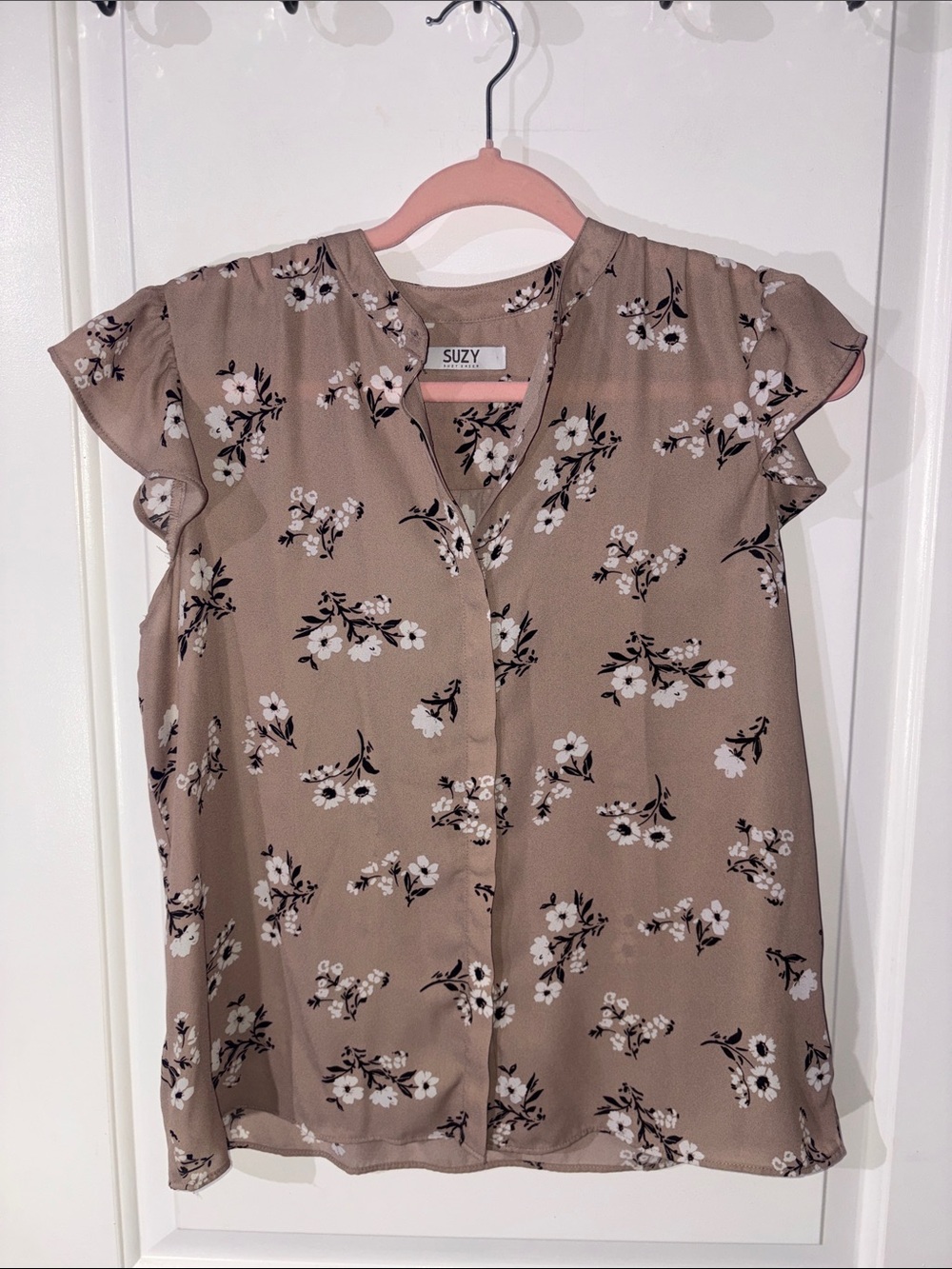 Suzy Shier Taupe Floral Flutter-Sleeve Blouse